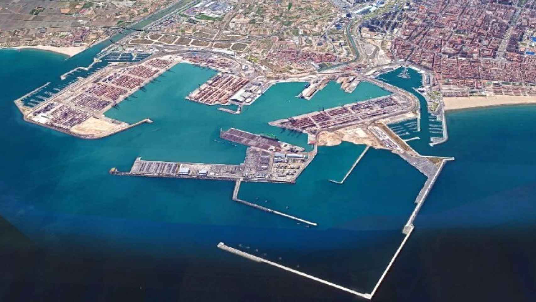 Vista aérea del Puerto de Valencia. A la derecha, el dique de abrigo ya construido que plantea deshacer González Pons. EE