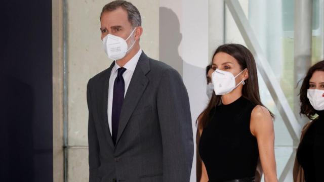 Los reyes, Felipe y Letizia, llegando a Ifema tras la audiencia en Zarzuela con el embajador de Reino Unido.