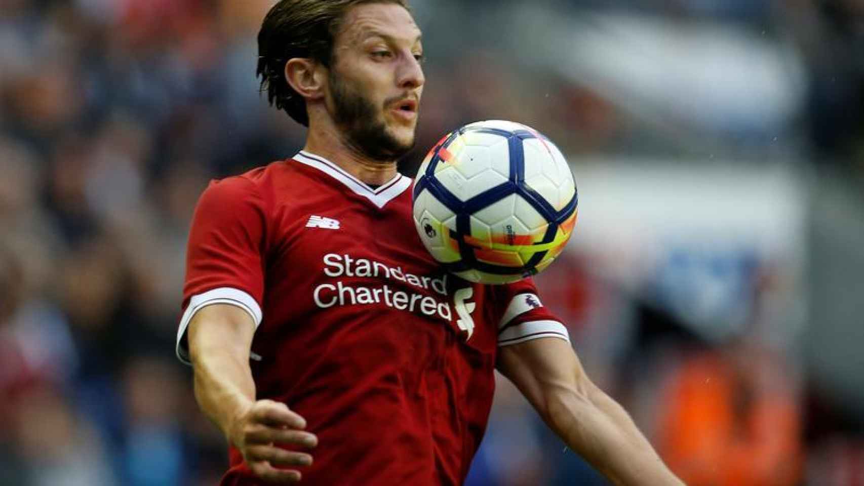 Lallana controlando el balón durante un partido del Liverpool