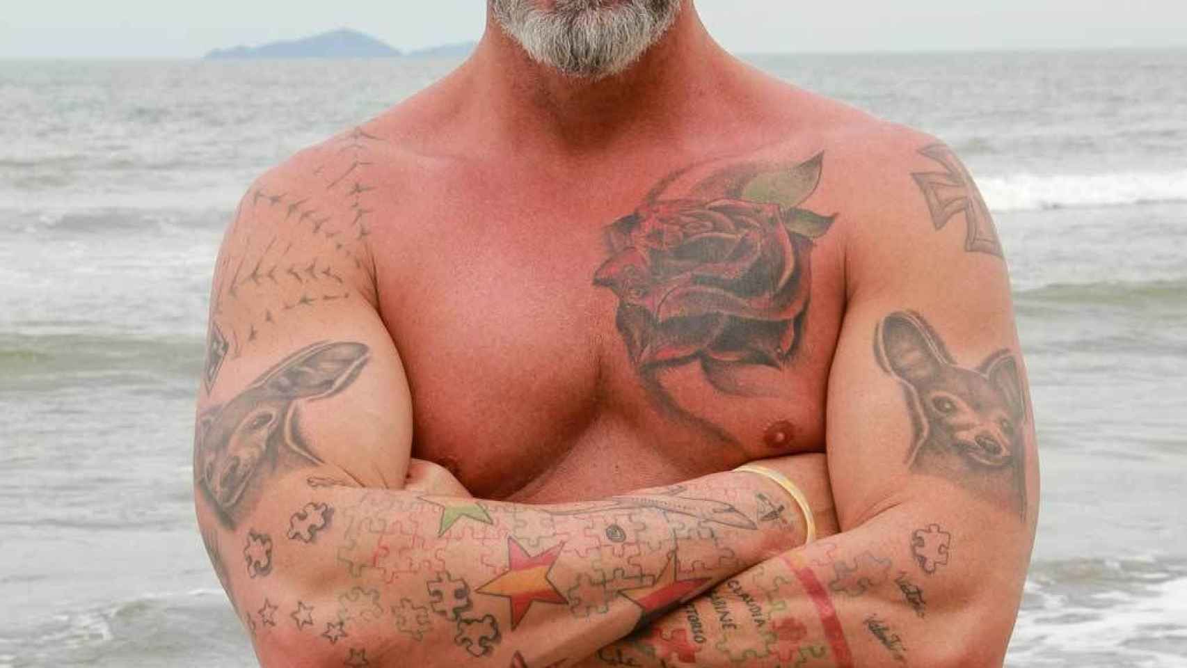 Supervivientes 2021: Piden la expulsión de Carlos Alba por lucir tatuajes nazis.