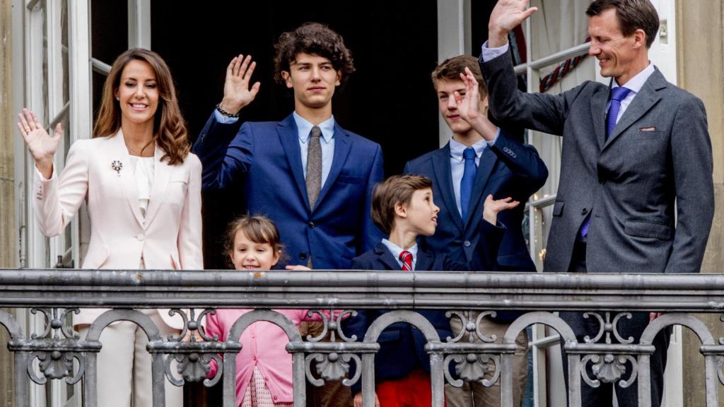 Joaquín de Dinamarca, junto a su mujer y sus hijos.