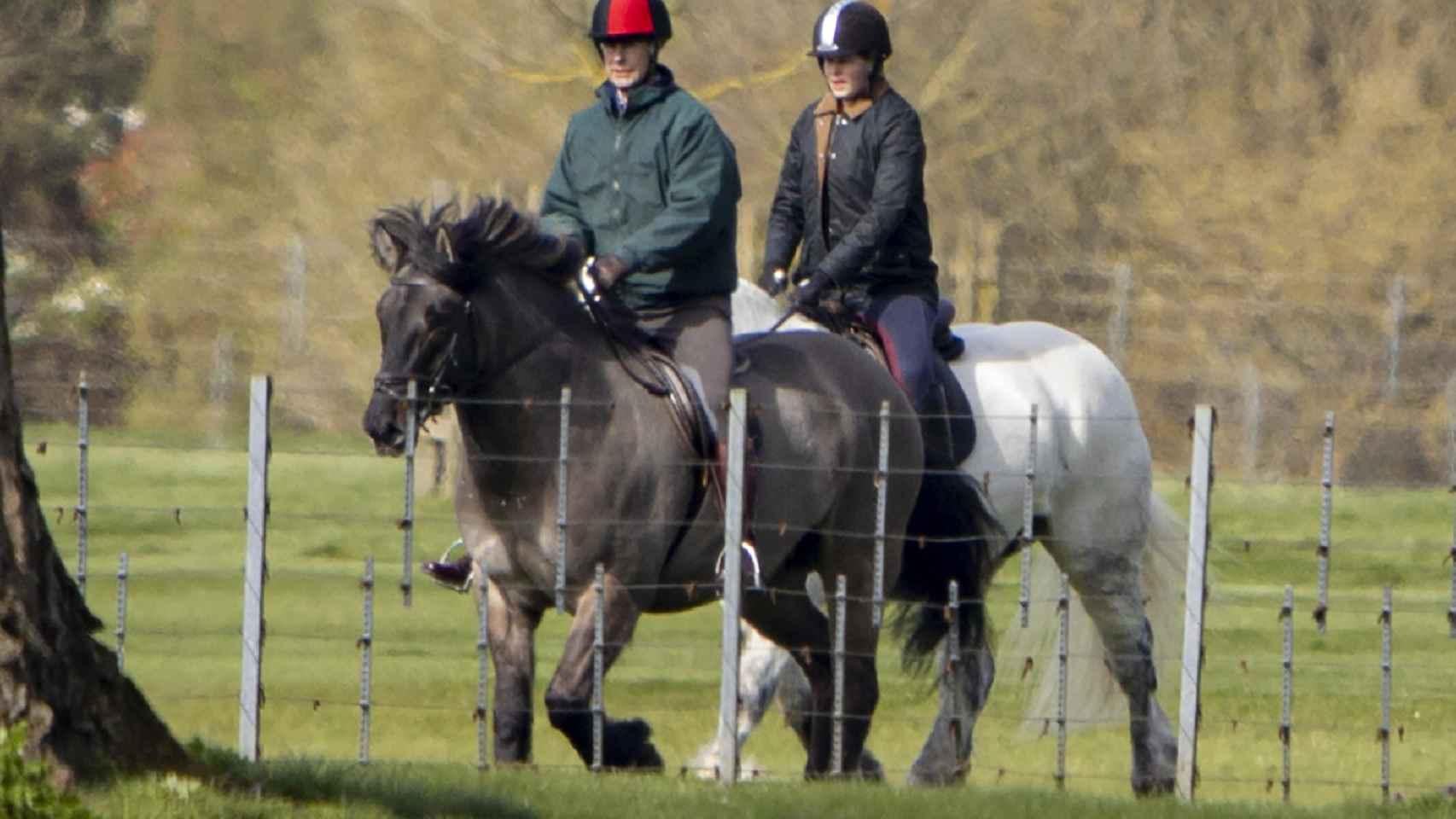 Louise montando caballo junto a su padre, el príncipe Eduardo.