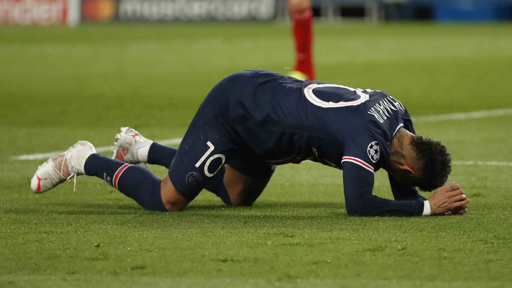 Neymar Júnior se lamenta de una ocasión fallada ante el Bayern