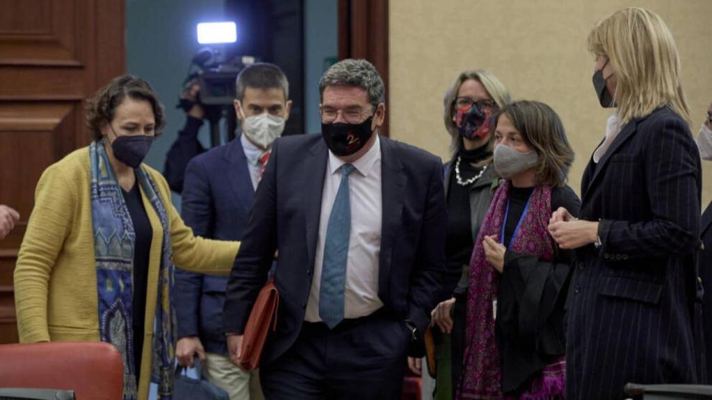 El ministro de Inclusión, Seguridad Social y Migraciones, José Luis Escrivá (centro), junto a la presidenta de la Comisión del Pacto de Toledo (i), Magdalena Valerio, se dirige a comparecer en una sesión de esta comisión en el Congreso de los Diputados. Foto: EP