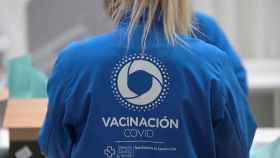 Una enfermera prepara una dosis de la vacuna de Pfizer en el pabellón de Expocoruña en La Coruña.
