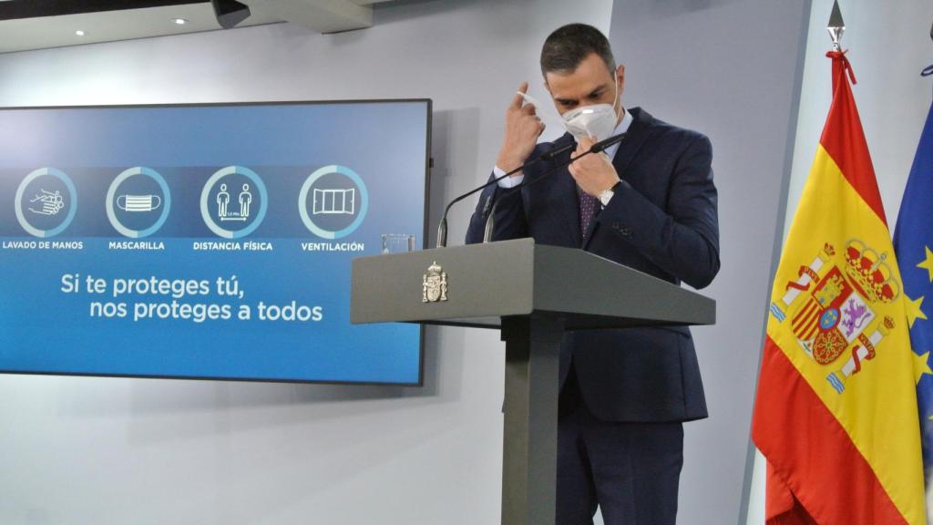 Pedro Sánchez, presidente del Gobierno, en la sala de prensa de Moncloa.