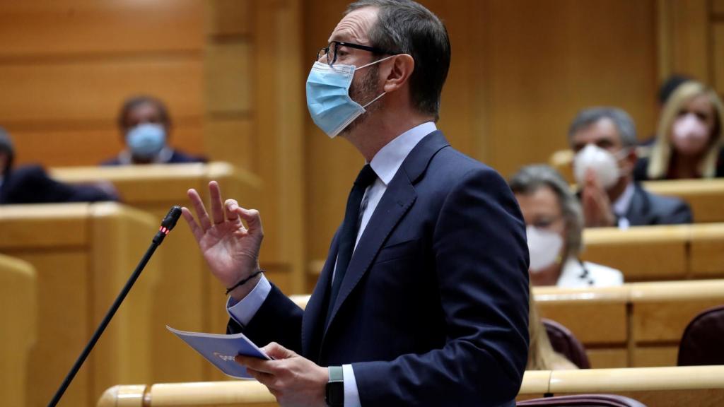 Javier Maroto, portavoz del PP en el Senado, preguntando a Pedro Sánchez en la sesión de control.