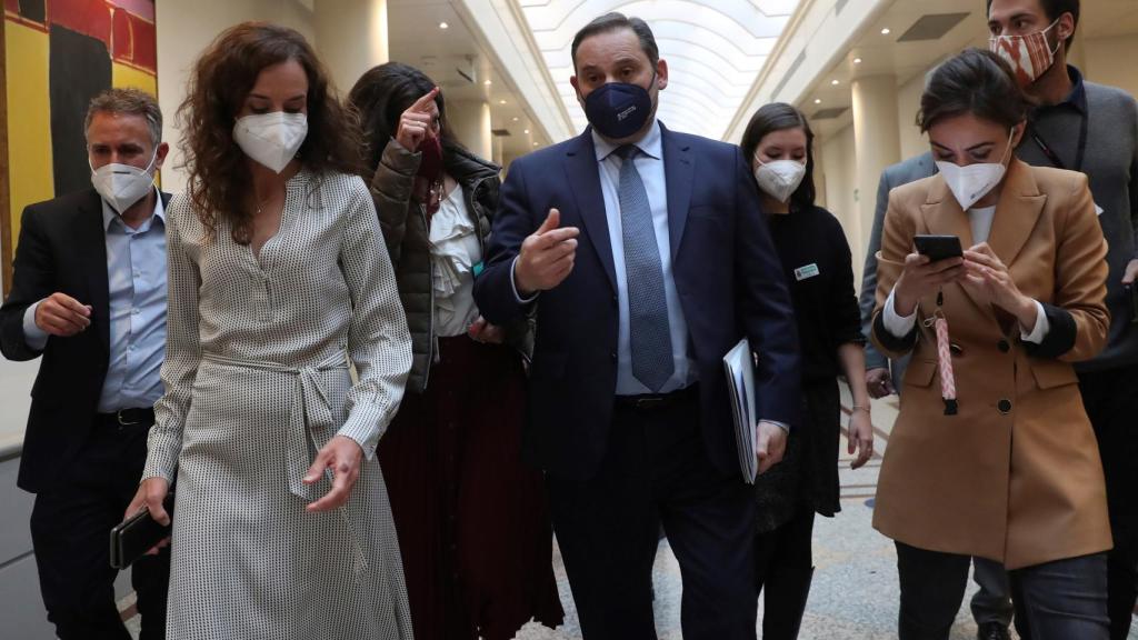 José Luis Ábalos, rodeado de periodistas, en el pasillo del Senado.