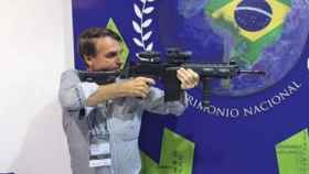 Bolsonaro con una arma en una foto de archivo.