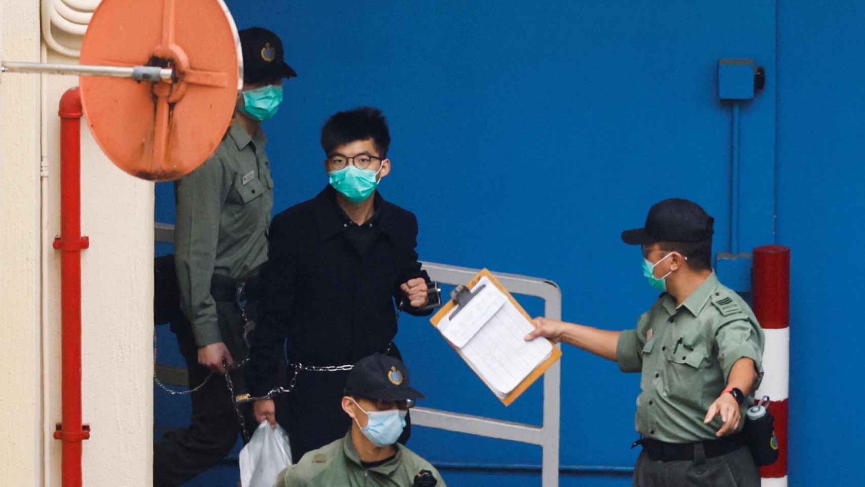 El activista hongkonés Joshua Wong, de camino al tribunal.