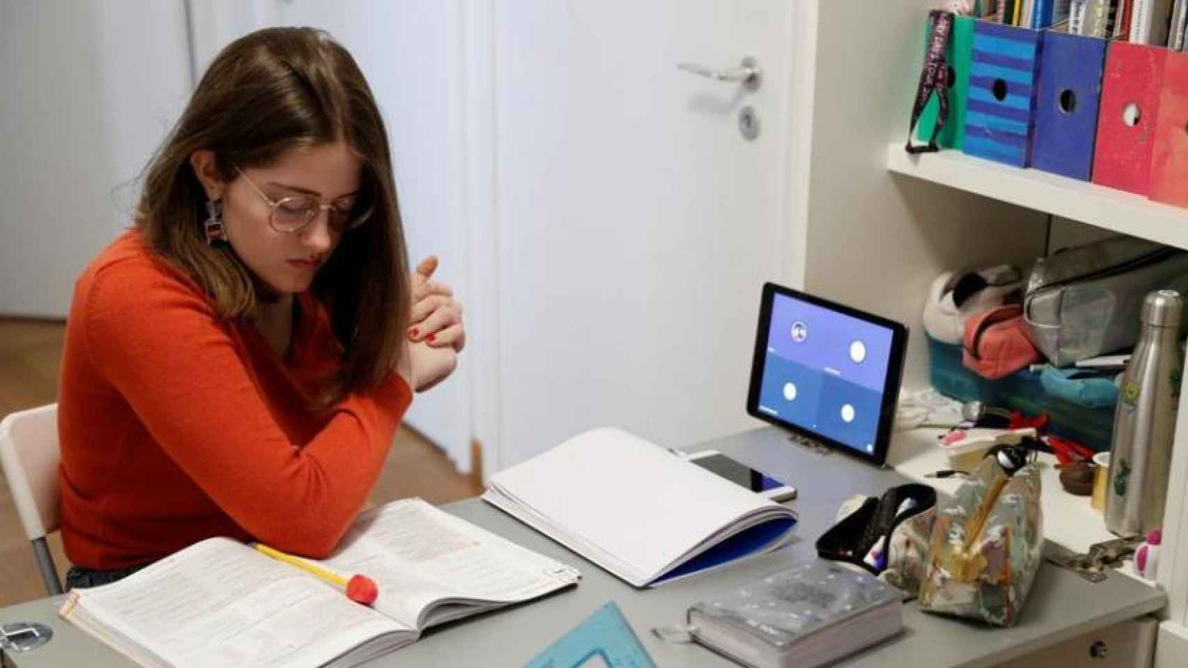 Una estudiante italiana durante sus clases online.