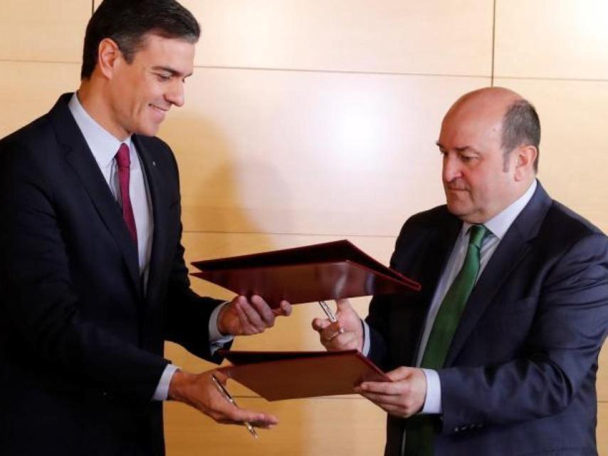 Pedro Sánchez y el presidente del PNV, Andoni Ortuzar.