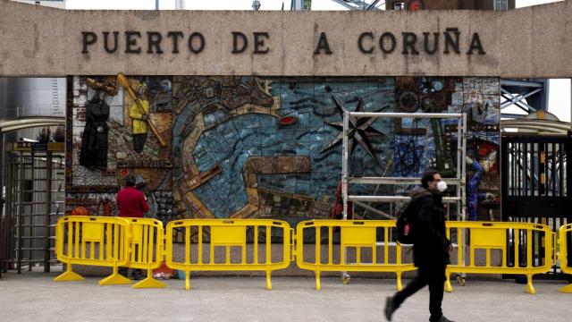 Mural en el acceso al puerto por plaza de Ourense