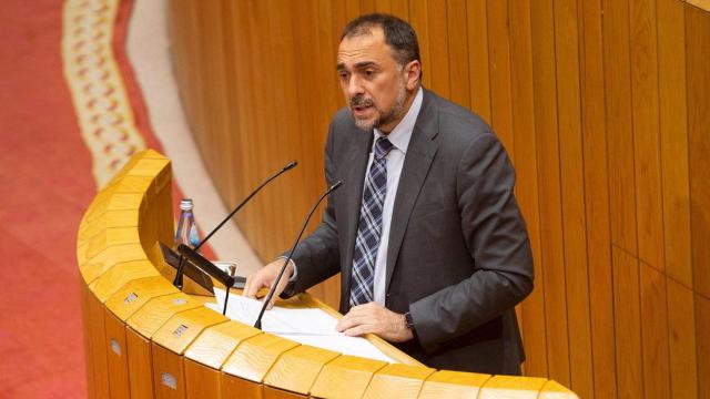 El conselleiro de Sanidade, Julio García Comesaña, en el Parlamento de Galicia.