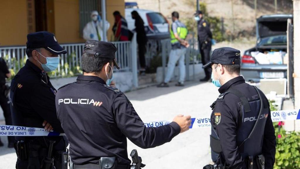 La Policía Nacional en el cortijo de Motril en el que han sucedido los hechos.