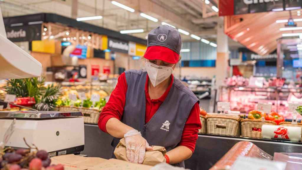 Alcampo busca 100 trabajadores para su nuevo hipermercado en Vialia Vigo