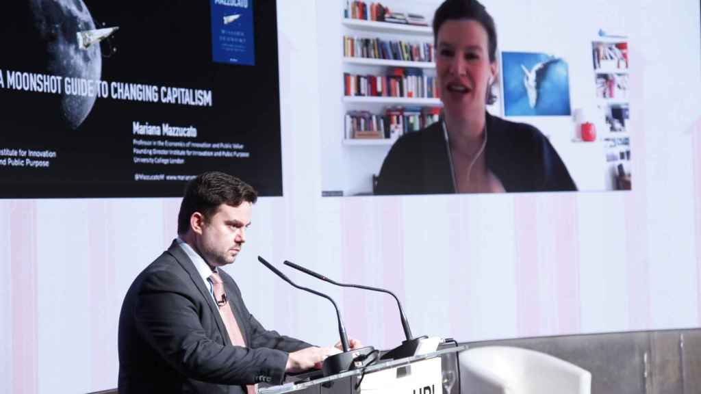 Arturo Criado presentando la ponencia de Mariana Mazzucato, profesora del University College of London.