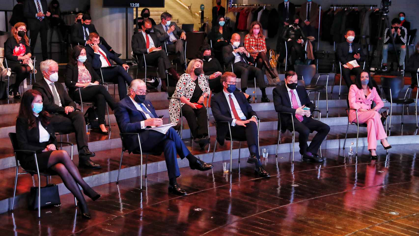 Primera fila con (de izq a der) Mamen Vázquez, José Bogas, Alberto Núñez Feijoo, Pedro J. Ramírez y Cruz Sánchez de Lara.
