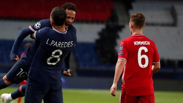 Neymar Jr. y Leandro Paredes abrazándose delante de Joshua Kimmich