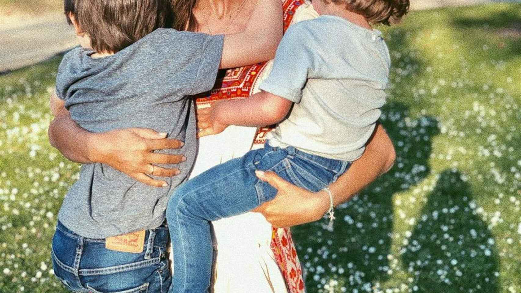 Sara con sus hijo en brazos en una imagen de redes sociales.