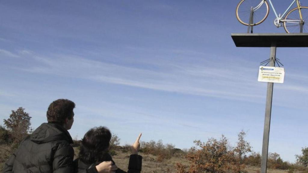 Dos turistas se fijan en el monumento 'al ciclismo' que hay en Antigüedad, Palencia, y que antes era un homenaje a Lance Armstrong