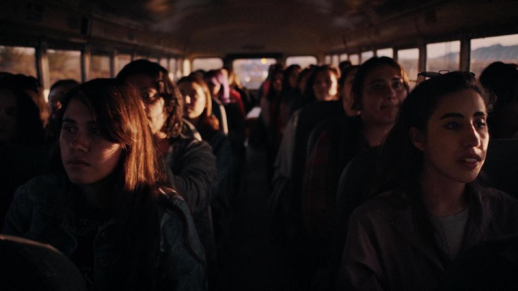 Grupo de trabajadoras en camino a la maquila en Ciudad Juarez.