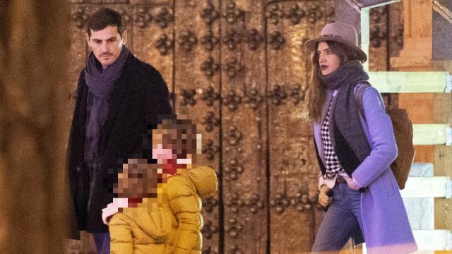 Iker Casillas y Sara Carbonero junto a sus hijos en una imagen de archivo.