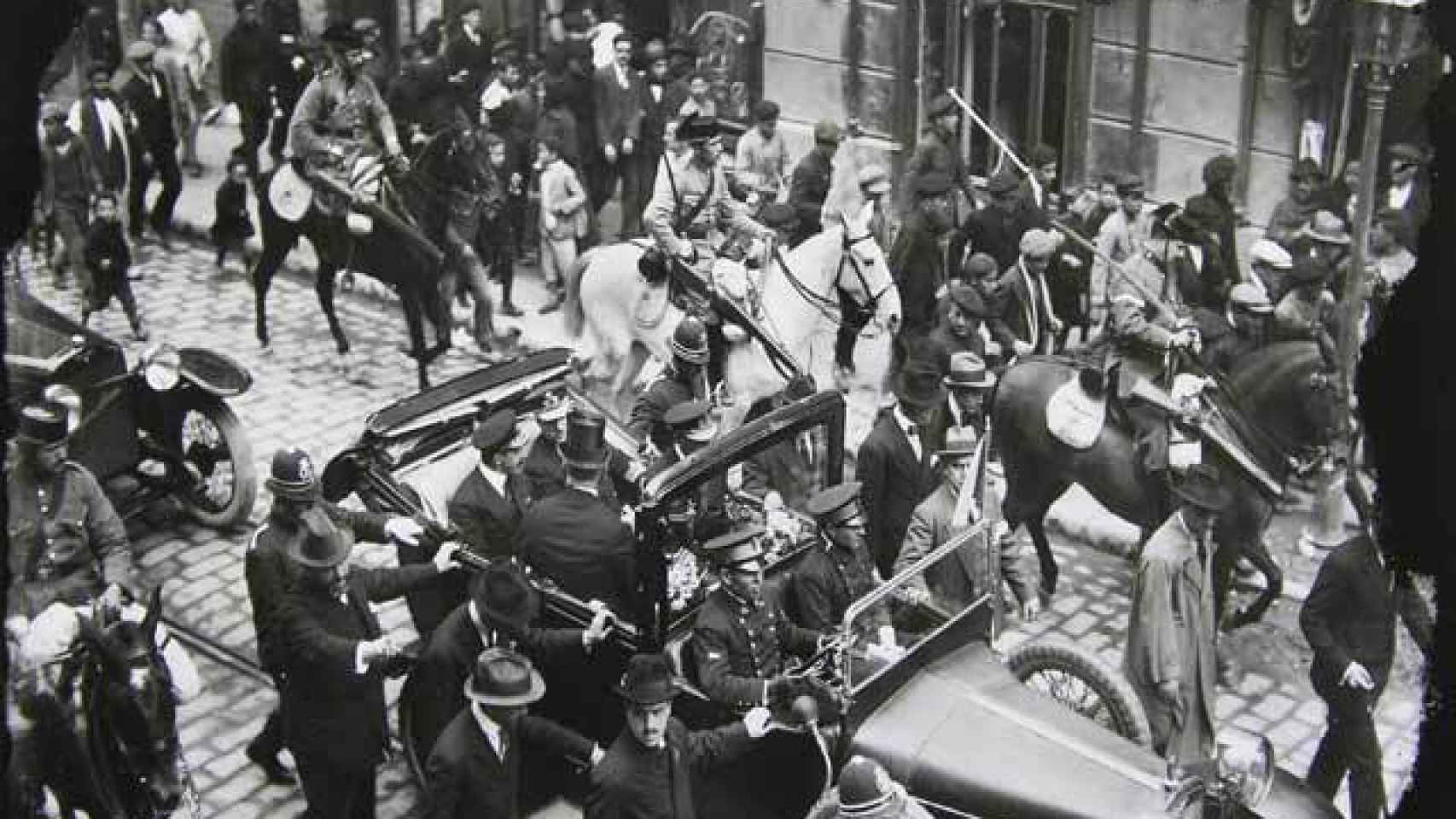 Alfonso XIII de visita oficial en Cartagena, acompañado dentro de su coche por el alcalde cartagenero, Alfonso Torres.