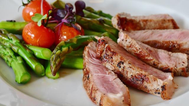 Un plato compuesto por vegetales y proteína animal.