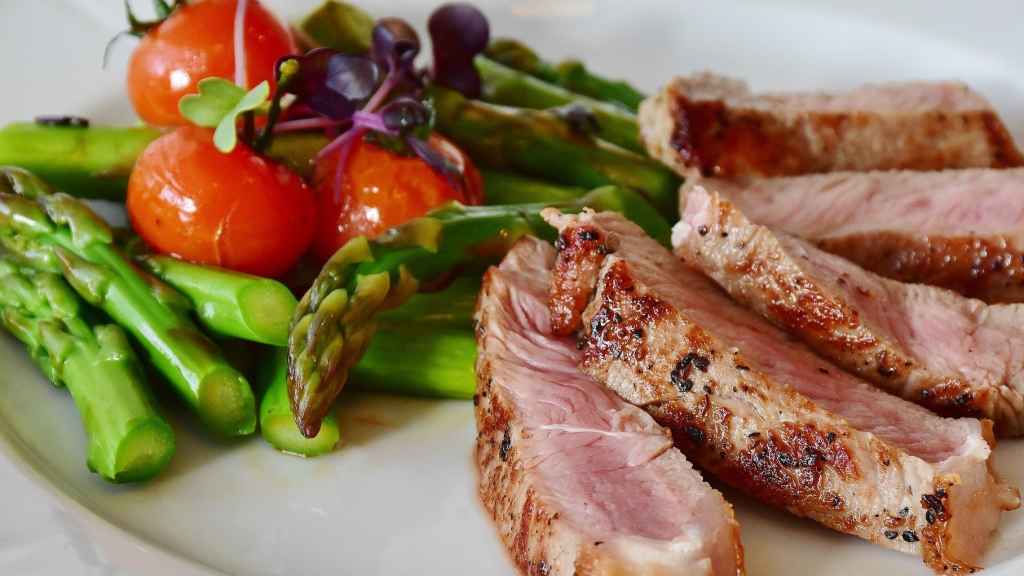 Un plato compuesto por vegetales y proteína animal.