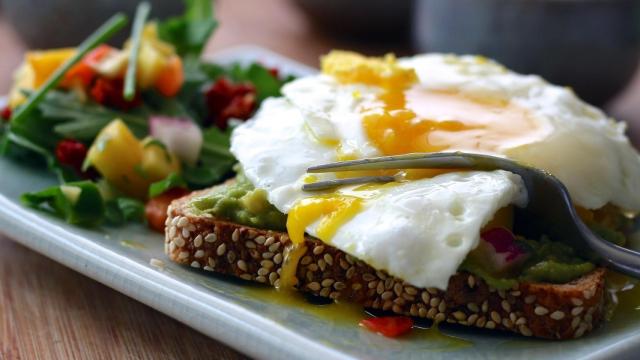 Tostadas de aguacate y huevo como desayuno.