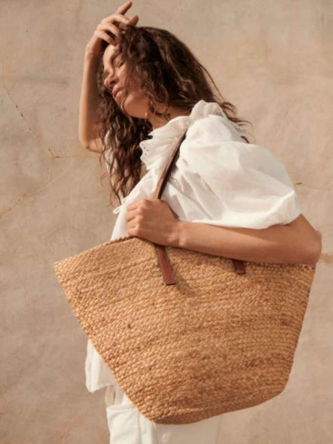 Una de las cestas de Mango para combinar con 'looks' de playa o ciudad.