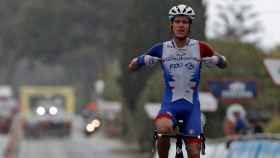 Miles Scotson celebra su victoria en la primera etapa de la Volta a la Comunitat Valenciana