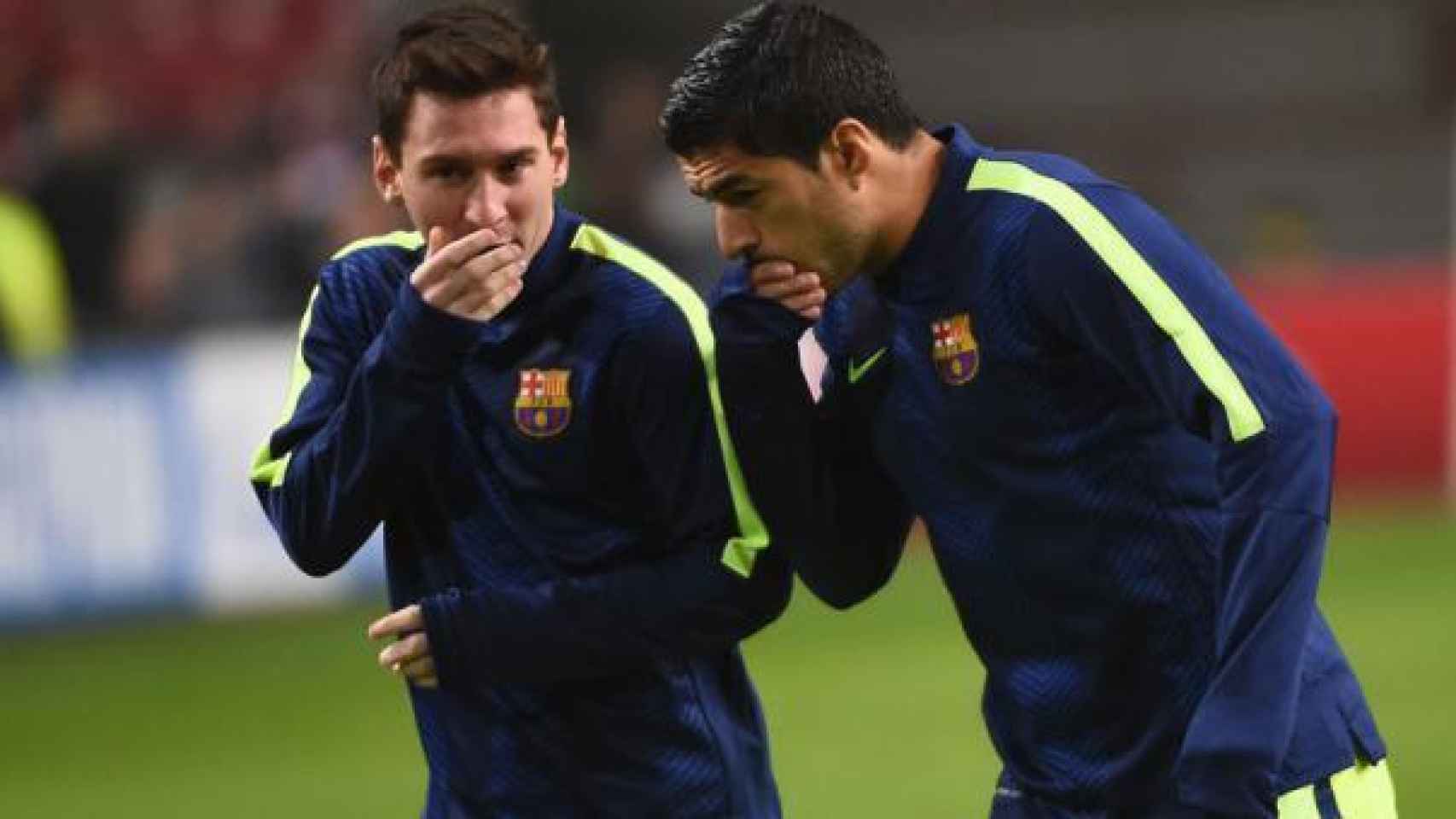 Leo Messi y Luis Suárez, tapándose la boca para evitar que les lean los labios durante su etapa en el Barça