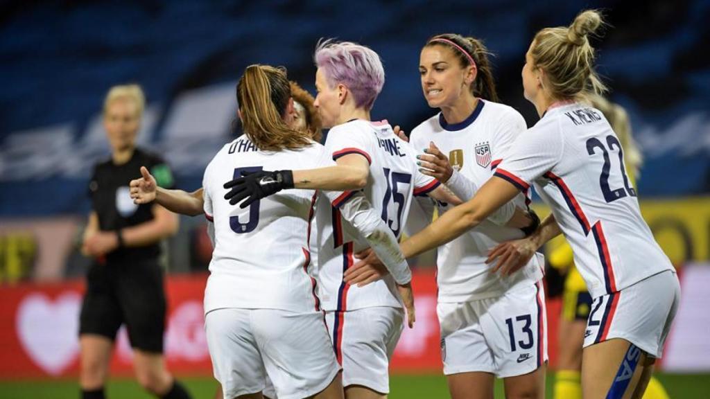 Megan Rapinoe, Alex Morgan y la selección de Estados Unidos de fútbol femenino celebran un gol