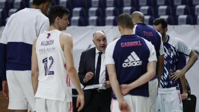 Pablo Laso dando indicaciones a los jugadores del Real Madrid