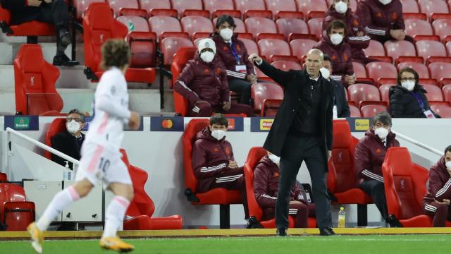 Zinedine Zidane da órdenes a los jugadores del Real Madrid desde la banda