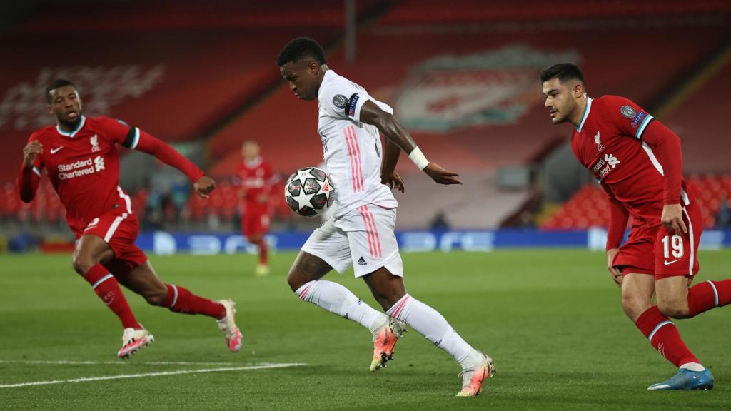 Vinicius presionado por dos jugadores del Liverpool