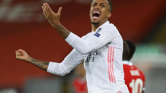 Eder Militao grita tras una ocasión del Liverpool