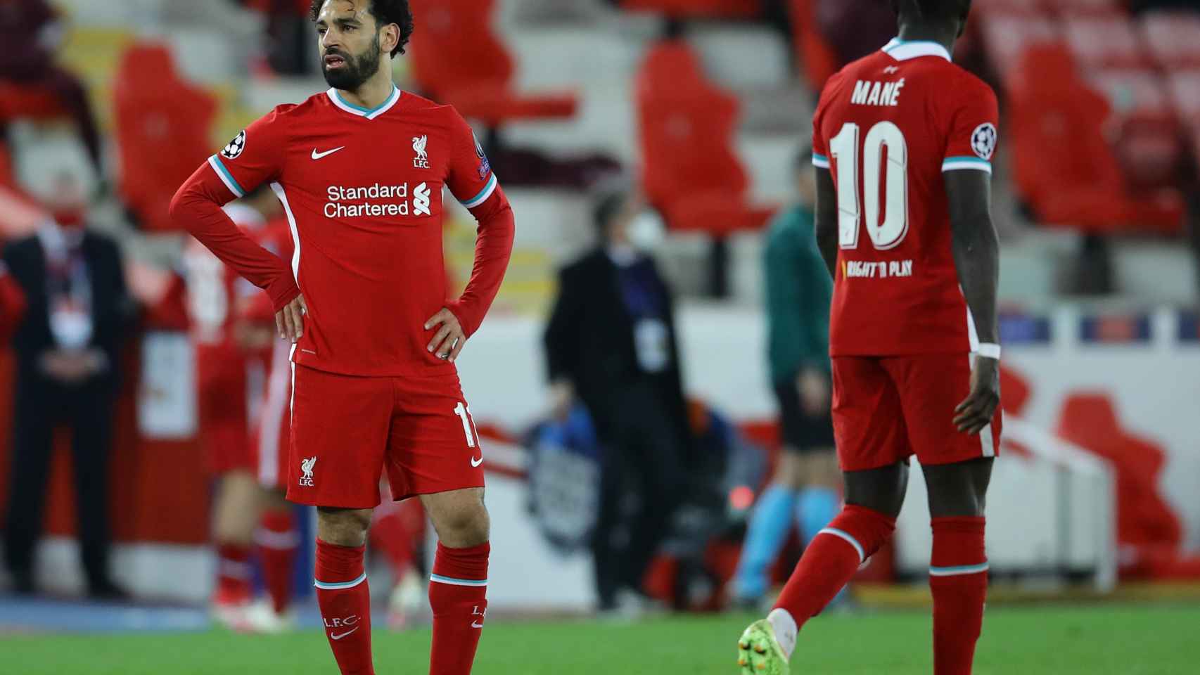 Mohamed Salah y Sadio Mané desesperados durante el partido