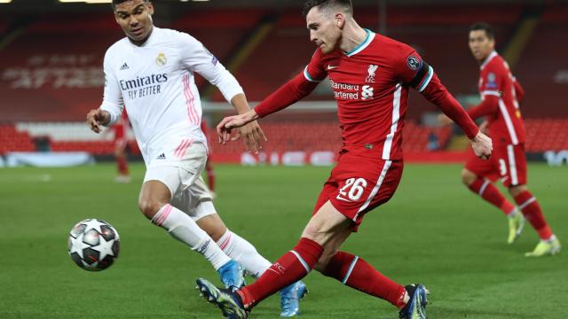 Andrew Robertson, presionado por Casemiro