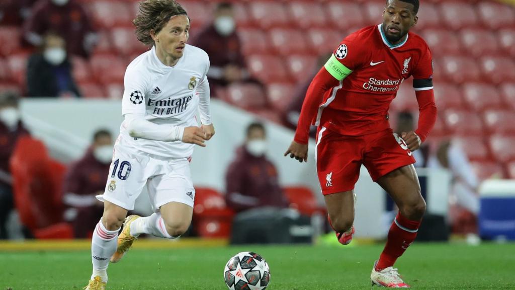 Luka Modric perseguido por Georginio Wijnaldum