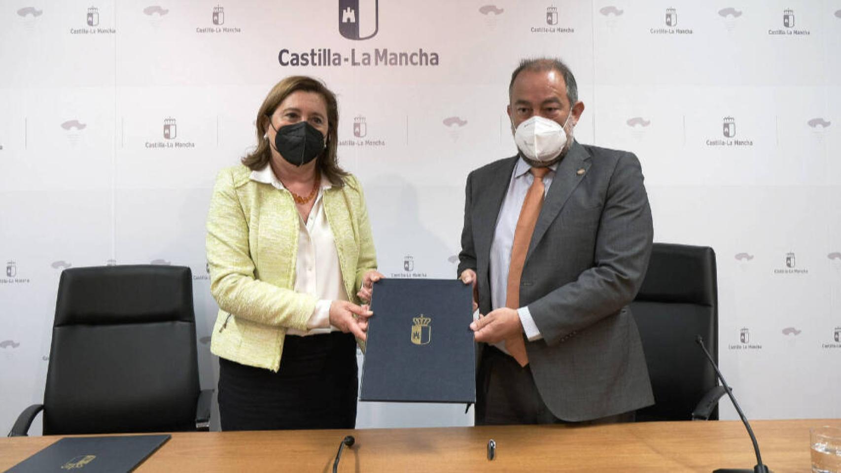 La consejera de Educación de Castilla-La Mancha, Rosana Rodríguez, y el rector de la UCLM, Julián Garde, en su encuentro de este miércoles