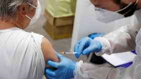 Una persona recibe una vacuna contra la Covid-19 en Roma.