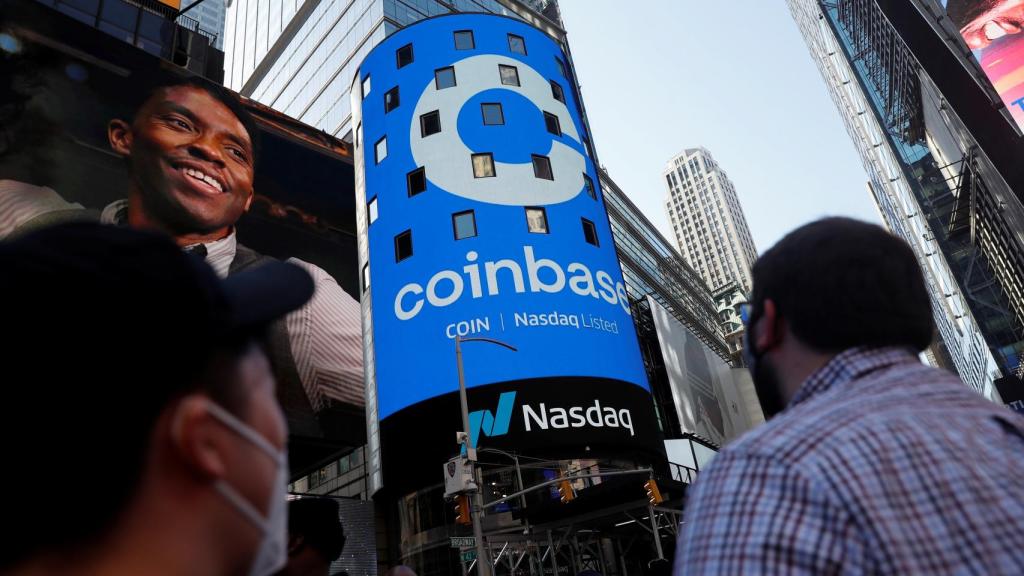 Pantallas publicitarias en Nueva York por el estreno de Coinbase en bolsa.