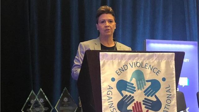 Tracey Breeden representando a Uber la Conferencia Internacional por el Fin de la Violencia contra la Mujer, en 2019.