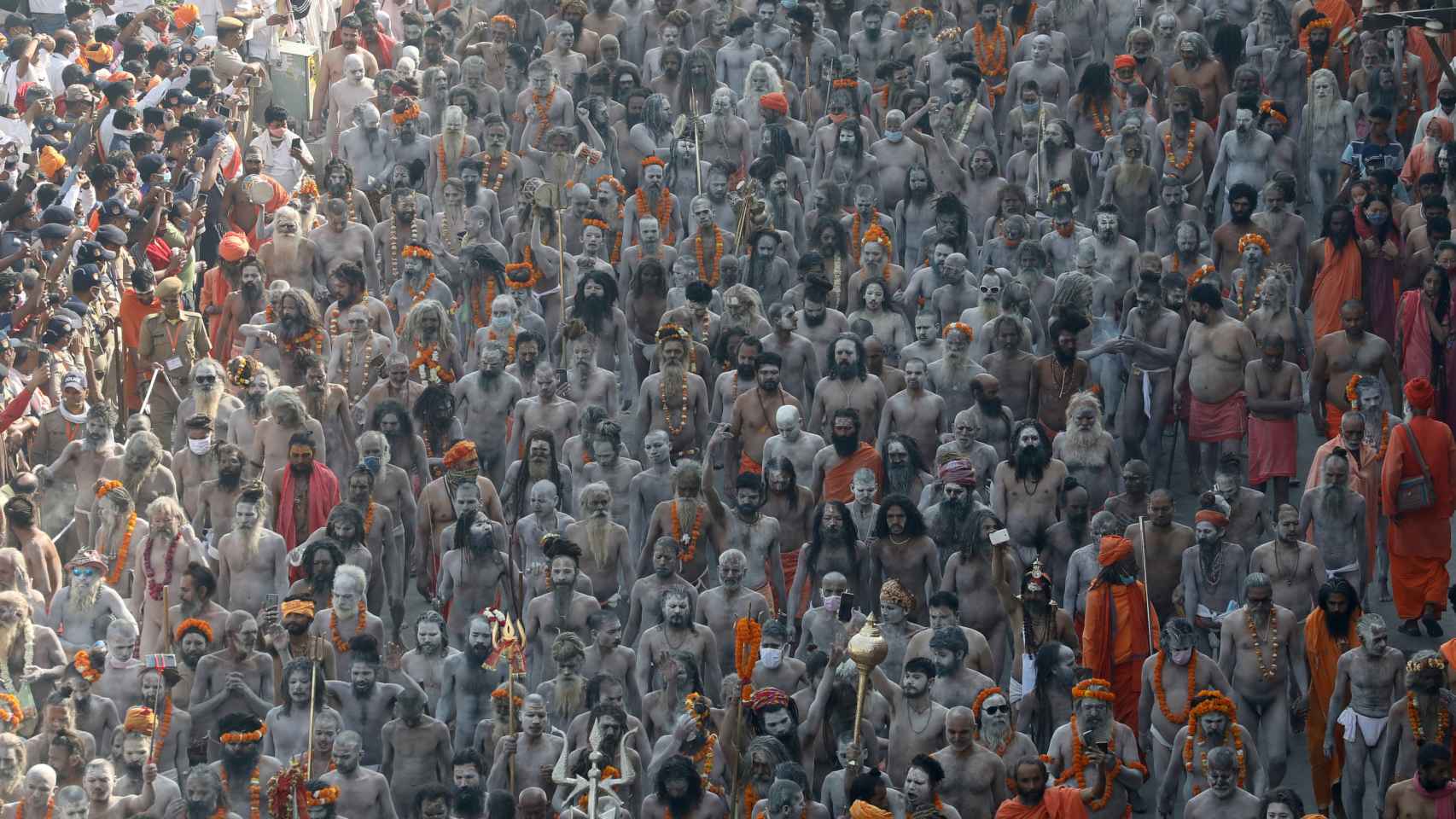 Naga Sadhus participan en la procesión para bañarse en el Ganges durante el Kumbh Mela.