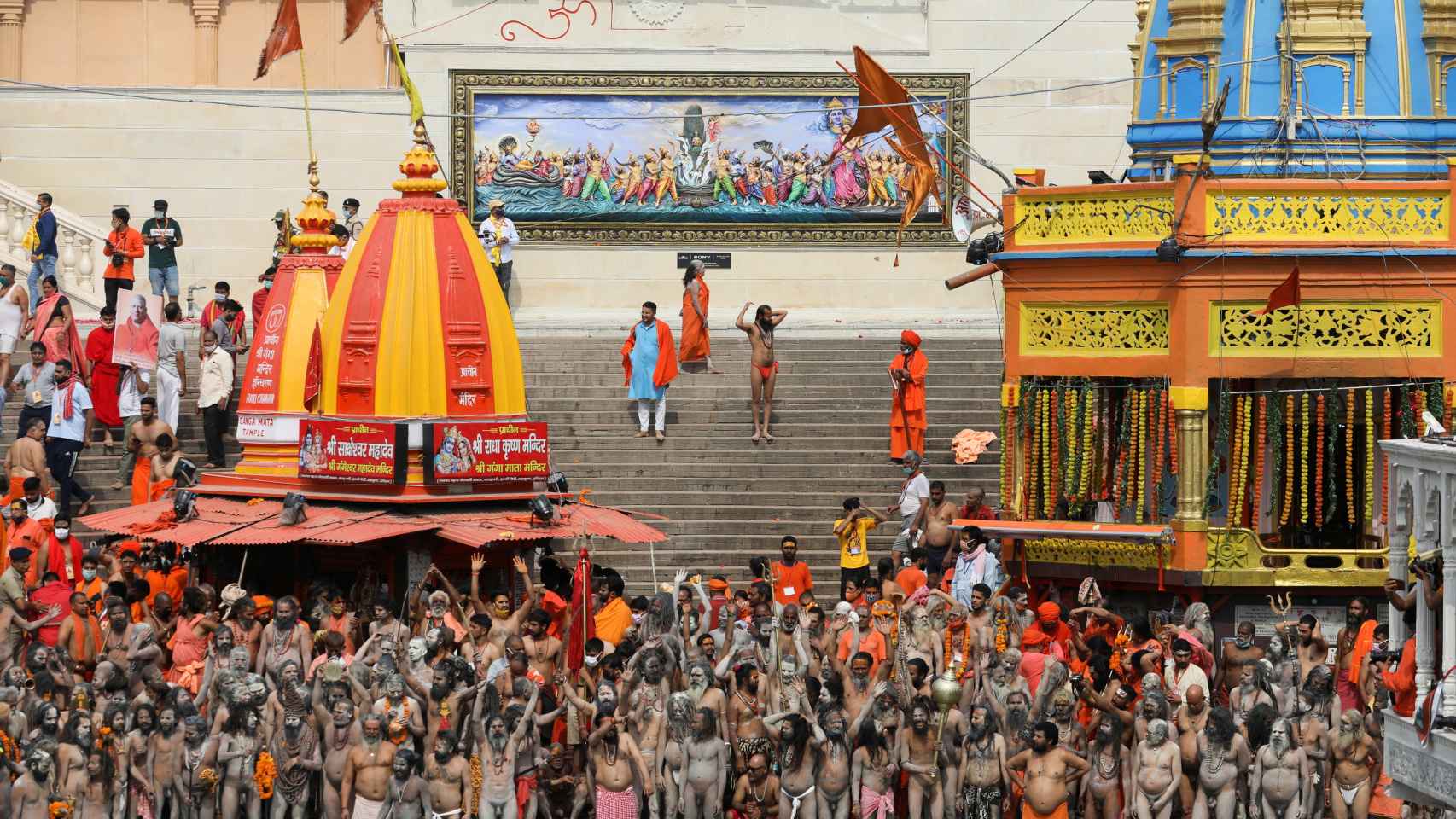 Naga Sadhus participan en la procesión para bañarse en el Ganges durante el Kumbh Mela.