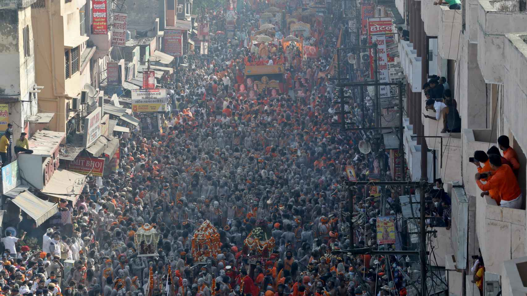 Naga Sadhus participan en una procesión antes de bañarse en el Ganges durante el Kumbh Mela.