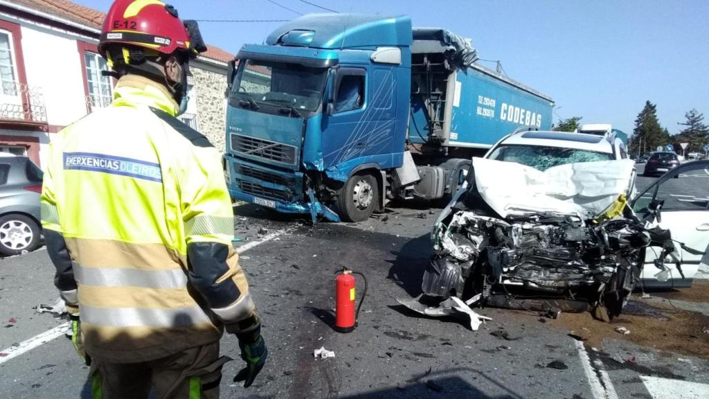 Muere el conductor de un coche al chocar con un camión en Oleiros (A Coruña)